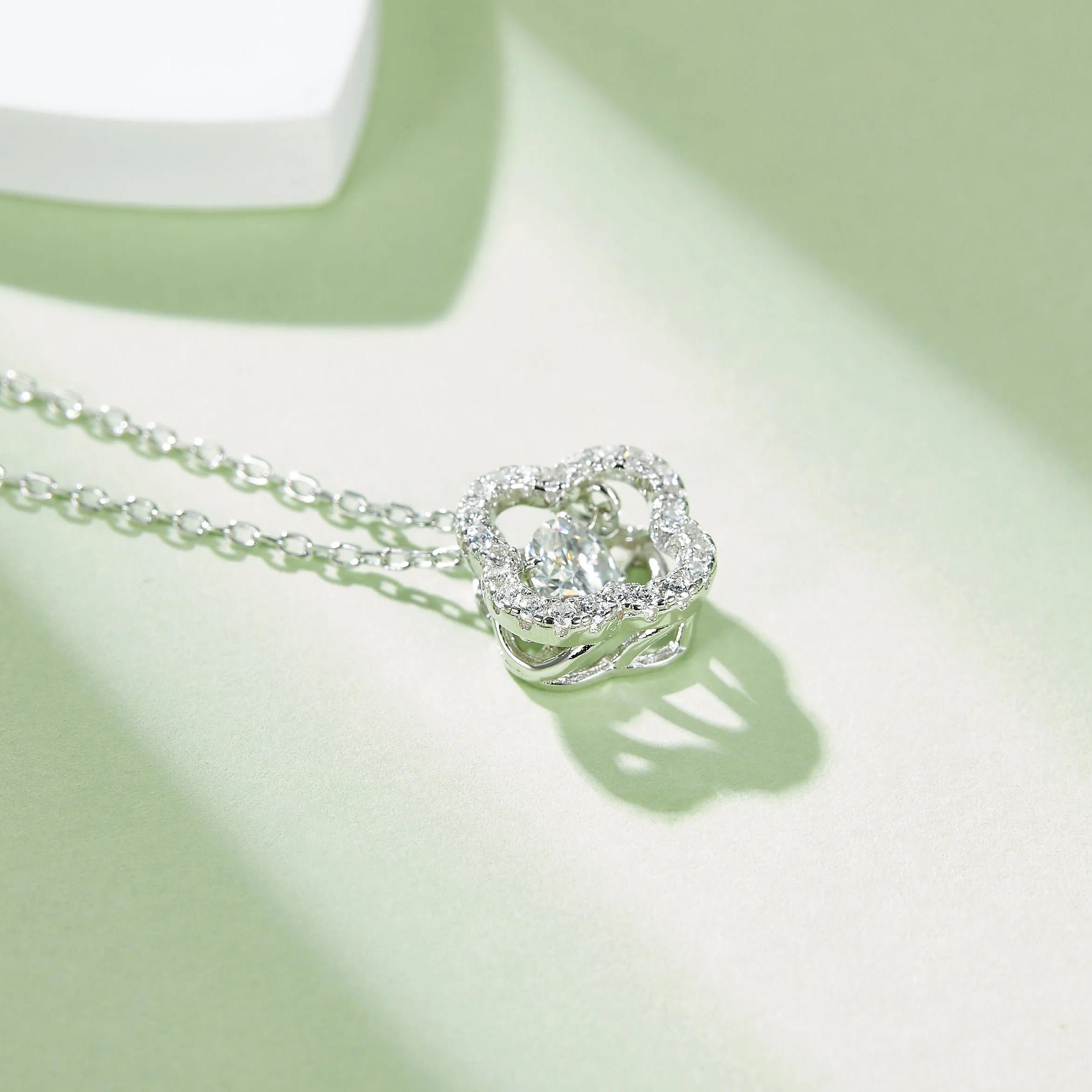 Collier Dansant - L'art du bijou en mouvement