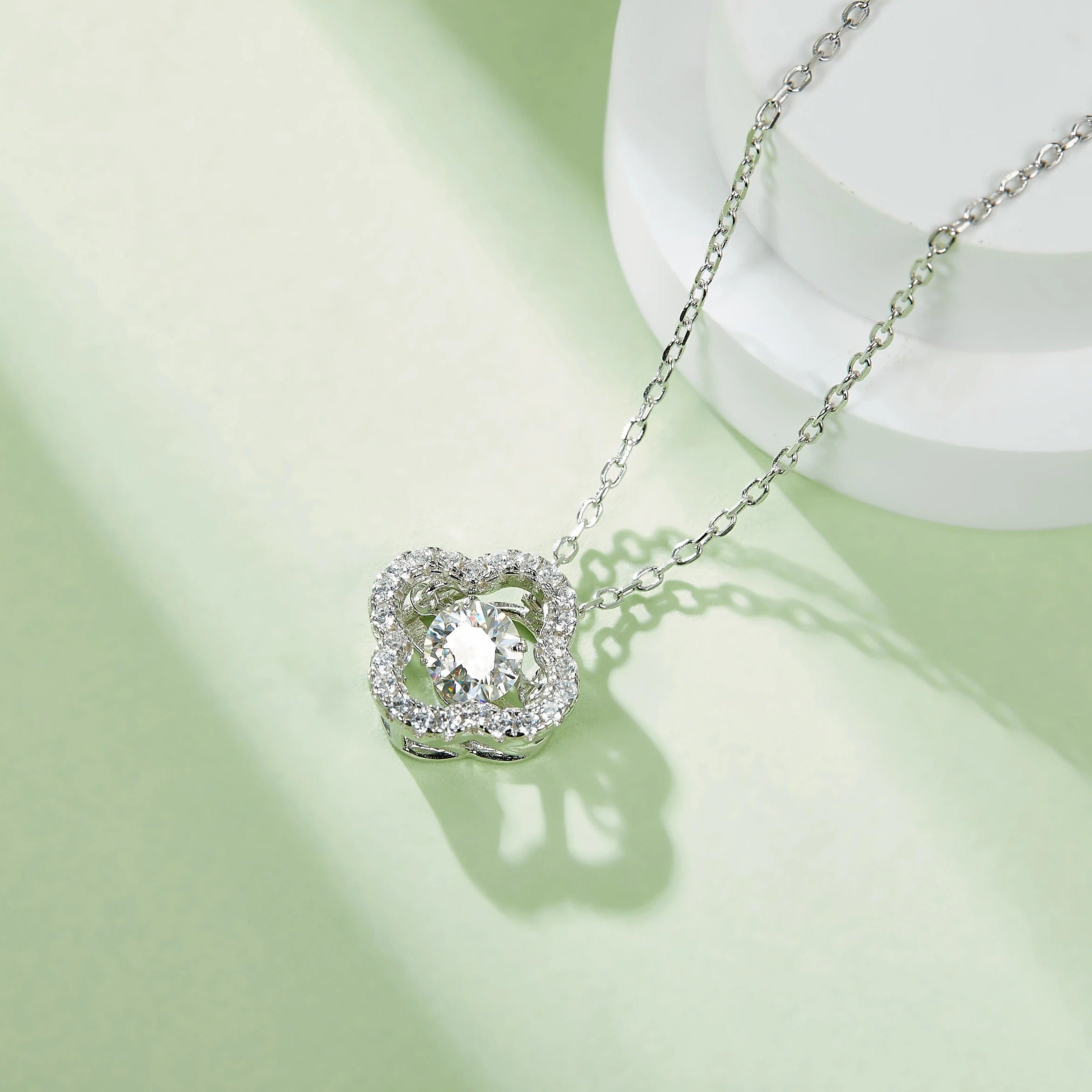 Collier Dansant - L'art du bijou en mouvement